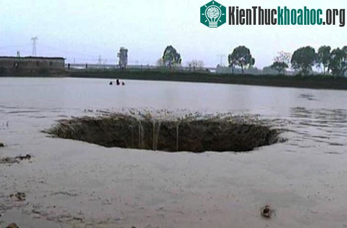 Hố tử thần khổng lồ được cho là lối ra vào của một cơ sở UFO.