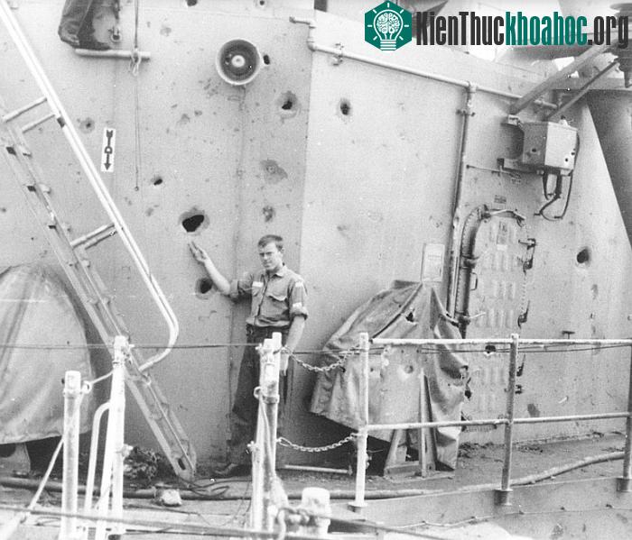 Năm 1968, tàu hải quân HMAS Hobart gặp một UFO. Hình ảnh tàu khu trục bị hư hỏng. (Nguồn: project1947).