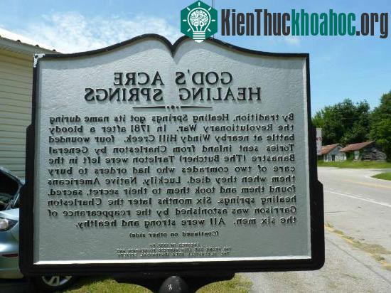 Bia giới thiệu lịch sử hình thành tại lối vào God's Acre Healing Springs.