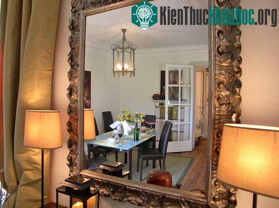 Những bí ẩn kỳ lạ xung quanh chiếc gương soi