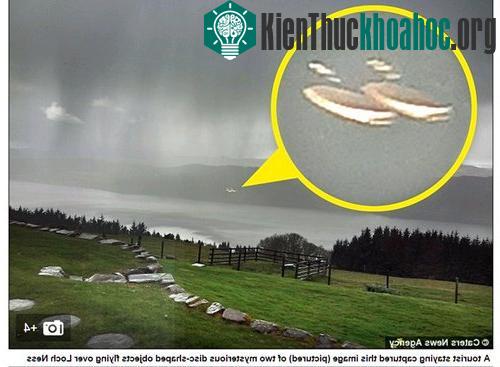 Hai vật thể kỳ lạ hình giống đĩa bay trên hồ Loch Ness - (Ảnh chụp màn hình Daily Mail)