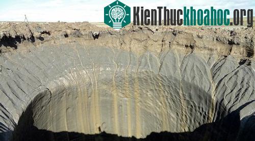 Miệng hố khổng lồ ở Siberia. (Ảnh: RT)