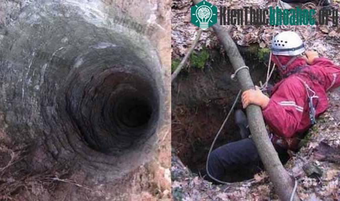 Những chiếc hố sâu bí ẩn trong rừng rậm ở Nga