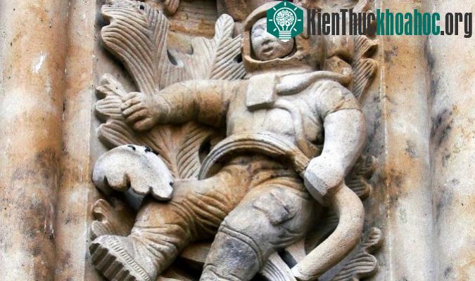 Bí ẩn hình chạm khắc phi hành gia tại nhà thờ Tây Ban Nha 300 tuổi