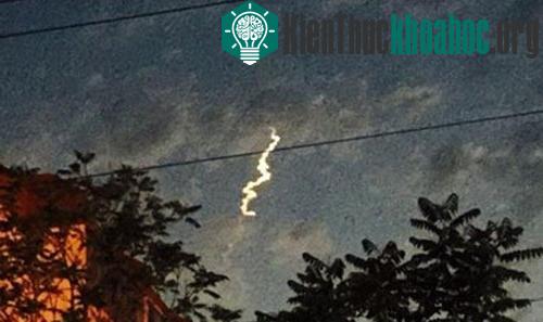 Vệt sáng lạ trên bầu trời Trung Quốc hôm 23/5. (Ảnh: Facebook)