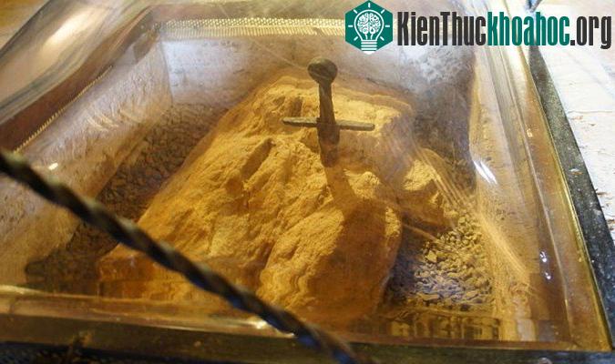 Thanh gươm cắm ngập trong khối đá trên đồi Montesiepi, thành phố Siena, Ý (Ảnh: Wikimedia)
