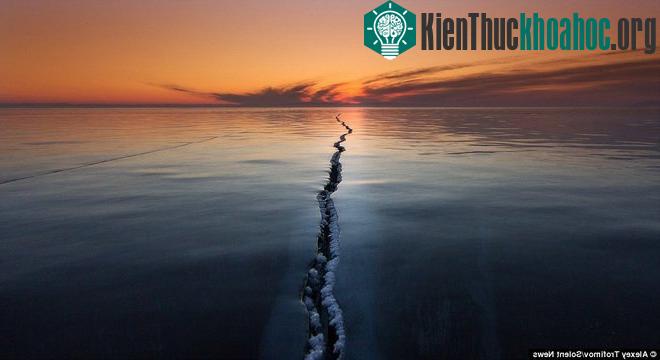 Nhiếp ảnh gia Alexey Trofimov đã may mắn ghi lại được hình ảnh mặt hồ Bakail tuyệt đẹp này. (Ảnh Daily Mail)