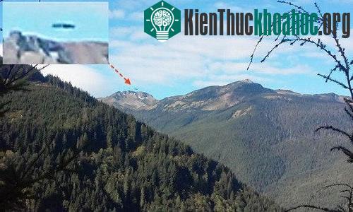 Vật thể nghi là phi thuyền ngoài hành tinh xuất hiện trên ngọn núi ở bang Washington, Mỹ. (Ảnh: UFO Sightings Daily).