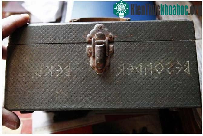 Chiếc hộp kỳ lạ được phát hiện.