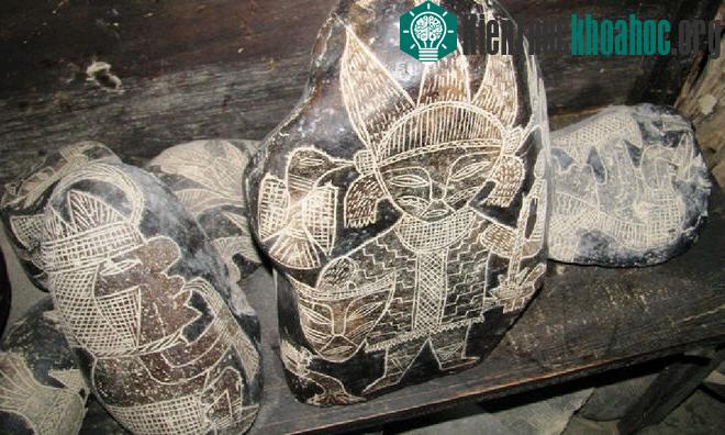 Theo Epoch Times, hơn 50.000 hòn đá chạm khắc bí ẩn được tìm thấy xung quanh vùng sa mạc ở Ica, Peru.