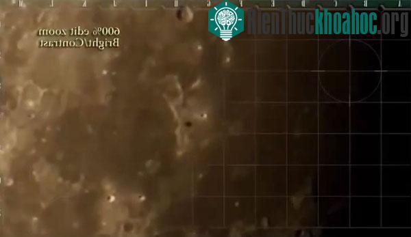 Chấm đen giữa ảnh là UFO mà Crow Tripplehorn quay được. (Ảnh chụp từ clip)
