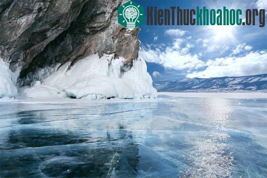 Truyền thuyết bí ẩn ở hồ nước ngọt sâu nhất thế giới