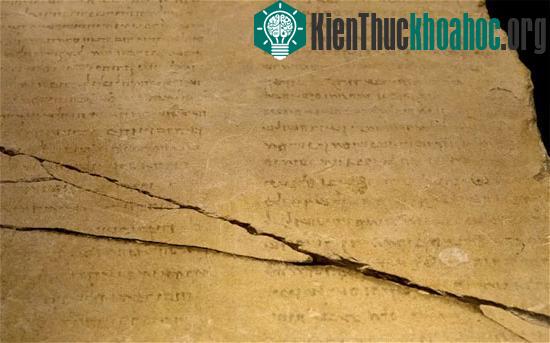 Phiến đá chỉ còn sót lại một vài dòng chữ lờ mờ - (Ảnh: Telegraph.co.uk)