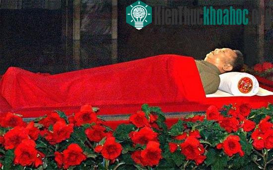 Thi hài ông Kim Jong-il tại Cung tưởng niệm Kumsusan ở Bình Nhưỡng trong những ngày quốc tang. (Ảnh: AFP)