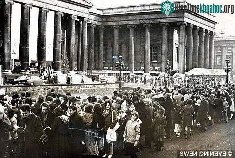 Người Anh xếp hàng để được vào xem xác ướp Vua Tutankhamun tại Bảo tàng Anh ở London năm 1923