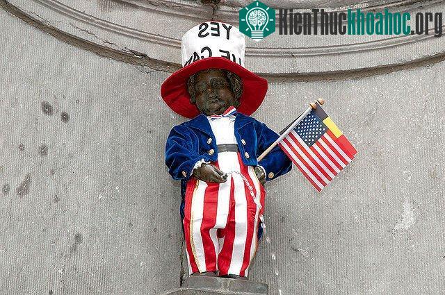 Hàng năm, Manneken Pis đều được người dân khắp thế giới dành tặng rất nhiều quần áo