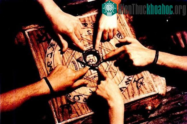 Những người mê tín tin rằng bàn cầu cơ là phương pháp giao tiếp với linh hồn