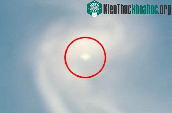 Hình ảnh phóng đại của UFO phía trên khu vực máy gia tốc hạt lớn.