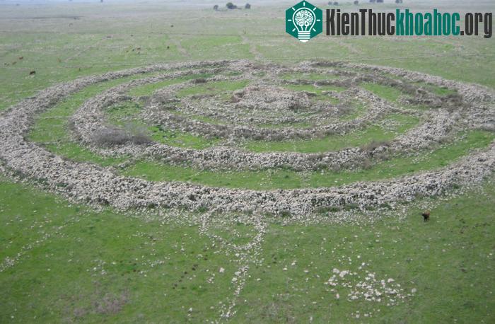 Công trình được tạo thành từ 40.000 tấn đá bazan màu đen. (Ảnh: Wikimedia Commons).