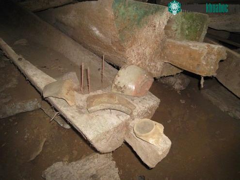 Toàn bộ quan tài đều được làm bằng thân cây gỗ lớn, nhiều bộ ước nặng hàng tấn. (Ảnh: Lê Hoàng.)