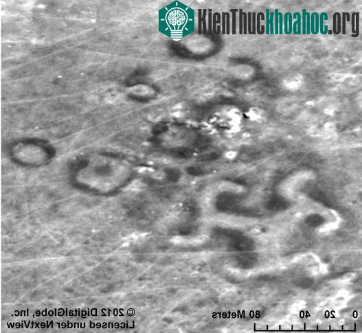 Một số geoglyph có hình tròn và hình chữ Vạn ở Kazakhstan. (Ảnh: NASA).