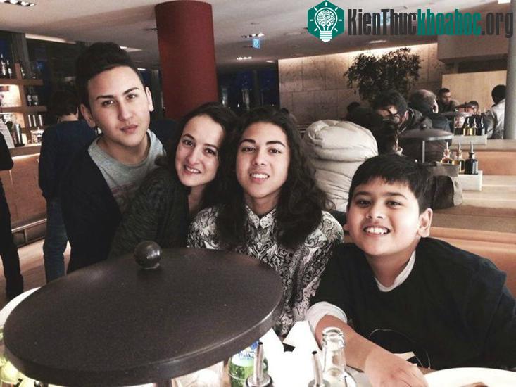 Cậu bé Miguel Panduwinata, 11 tuổi (bên trái ngoài cùng) chụp ảnh ở sân bay cùng mẹ và anh chị. Trước khi đến sân bay, cậu bé linh cảm được cái chết