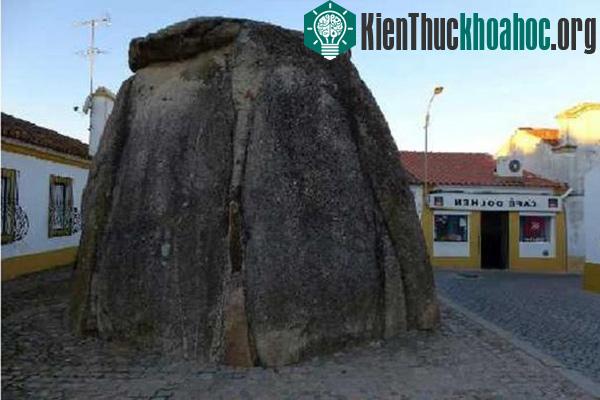 Giáo hội đã phá hủy nhiều khu mộ đá nhưng đã công khai thừa nhận những địa điểm linh thiêng khác, một ở Pavia, Bồ Đào Nha. (Ảnh: Henna Lindström)