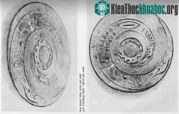 Nhiều giả thuyết cho rằng đĩa cổ Dropa kể về câu chuyện thảm khốc của những người ngoài hành tinh xấu số
