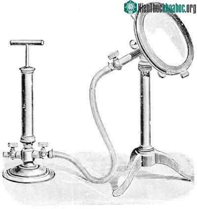 Một cố gắng vụng về của các nhà khoa học phương Tây thế kỷ 19 nhằm tái tạo chiếc gương ma thuật của người Trung Quốc và Nhật Bản sử dụng áp lực từ máy bơm hơi, trích từ cuối sách “Magic, Stag...