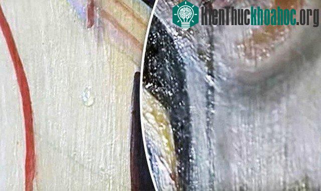 Nước mắt nhỏ xuống trên mặt tranh. (Ảnh: CEN).