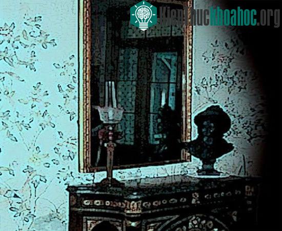 Chiếc gương gắn liền với những cái chết đáng sợ và thảm khốc.