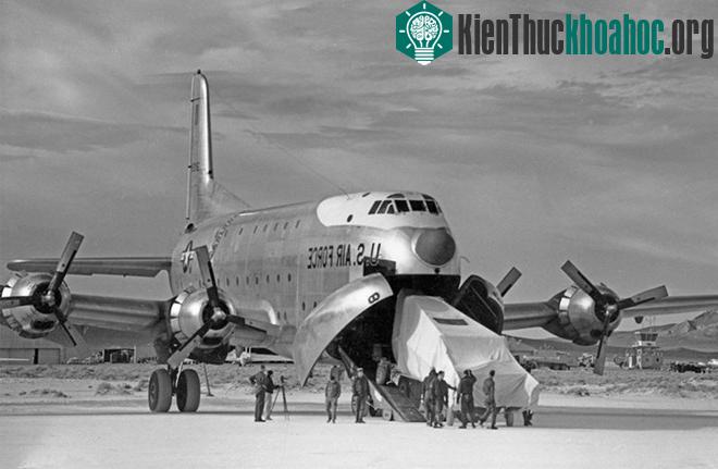 Chiếc máy bay tàng hình đầu tiên mật danh U-2 được đưa đến thử nghiệm tại Vùng 51.