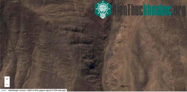 Dải hố bên trái và tàn tích của một nền văn minh bên phải trong ảnh Googlemaps. (Ảnh: Googlemaps)