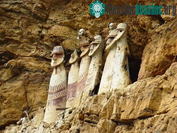 Bí ẩn quan tài hình người trên rìa vách đá ở Peru