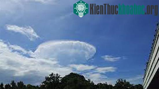 Một đám mây có hình đĩa bay. (Ảnh: Huffingon Post)