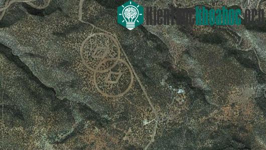 2 hình thoi trên sa mạc ở New Mexico