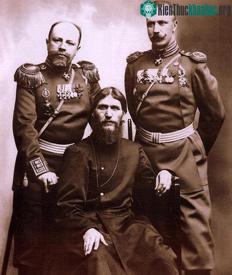 Rasputin (ở giữa) từng là một thầy tu được trọng vọng dưới vương triều của nhà Romanov.
