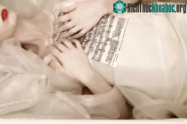 Các nạn nhân đều tự sát sau khi nghe Gloomy Sunday hoặc ôm bản nhạc khi qua đời.