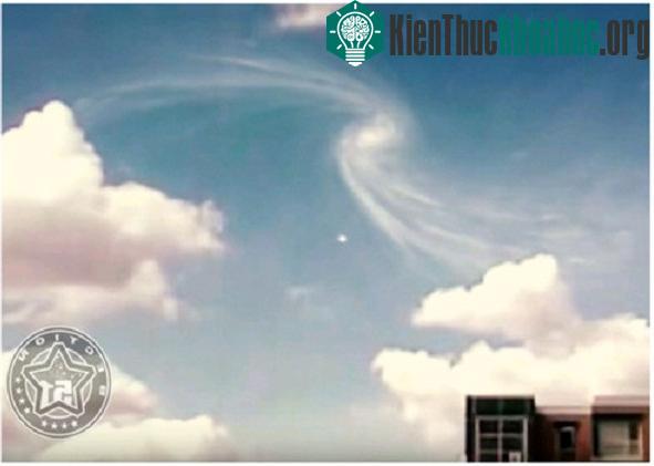UFO và xoáy ốc kỳ lạ trên bầu trời gây nhiều tranh cãi.