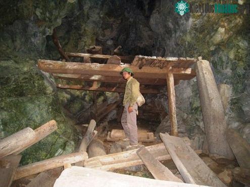 Các quan tài táng trong hang cũng có thứ bậc cao thấp. (Ảnh: Lê Hoàng.)