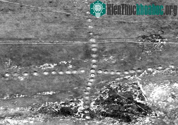 Geoglyph hình chữ thập trên mặt đất ở Kazakhstan. (Ảnh: NASA).