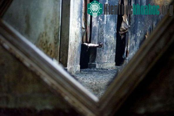 Những bí ẩn kỳ lạ xung quanh chiếc gương soi