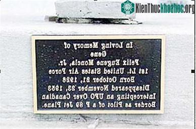 Tấm biển tưởng niệm Moncla có viết rằng anh đã bị mất tích ngày 23/11/1953 khi truy đuổi vật thể bay không xác định trên biên giới Canada.