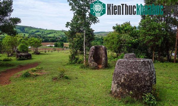 Người cổ đại tạo ra những chiếc chum với trình độ hiểu biết nhất định về vật liệu và phương pháp phù hợp. Nhiều khả năng họ sử dụng đục sắt để gọt đẽo dù chưa có bằng chứng xác nhận giả thuyết này....