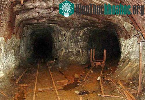 Nguyên nhân được xác định đến từ khí radon, loại khí bắt nguồn từ vùng mỏ nằm gần ngôi làng.