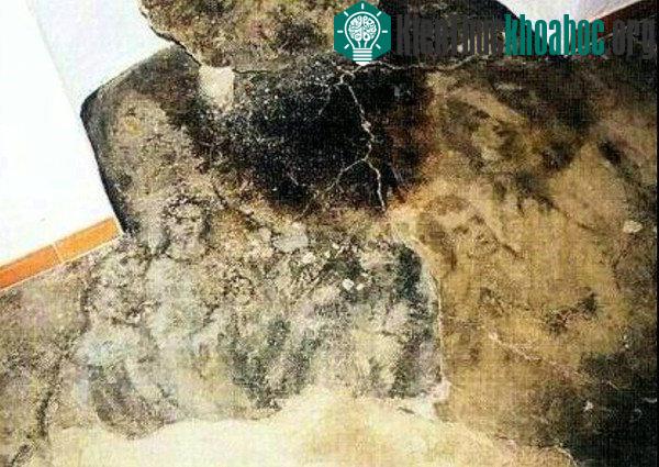 Khuôn mặt "ma quái" biết ẩn hiện trên sàn nhà