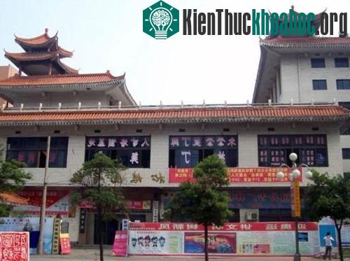 Linh hồn cô gái trẻ đã ám cả con ngõ nhỏ Thạch Hổ và dinh cơ Tùng Pha khiến cả người dân và khách du lịch đều sợ hãi.