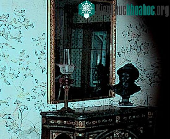 Chiếc gương "quỷ ám" - bí ẩn lạnh người