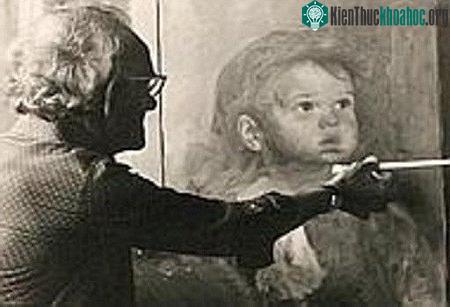 Họa sĩ Bruno Amadio đang thực hiện một tác phẩm khác cũng về trẻ em.