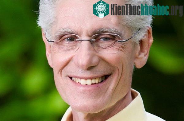 Bác sĩ Brian Weiss là người đi đầu trong liệu pháp thôi miên tìm lại kiếp trước. (Ảnh: BrianWeiss.com)